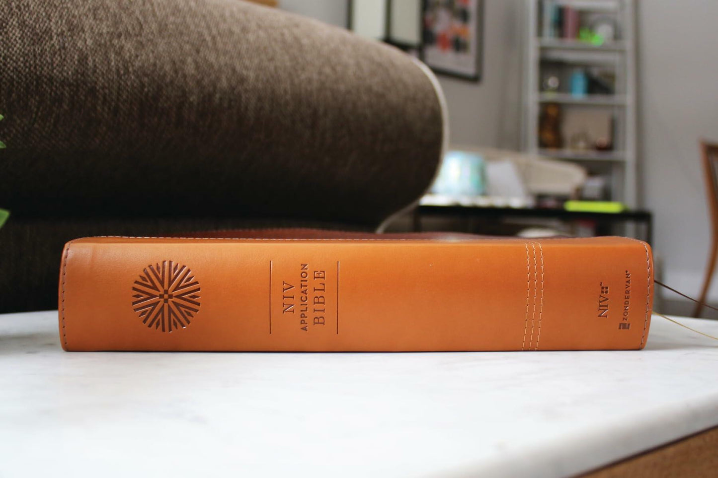 NIV Application Bible, Large Print, Leathersoft, Brown, Red Letter, Thumb Indexed, Comfort Print: Bringing the Ancient Message of the Bible into Your World (NIV Application Commentary Resources)
