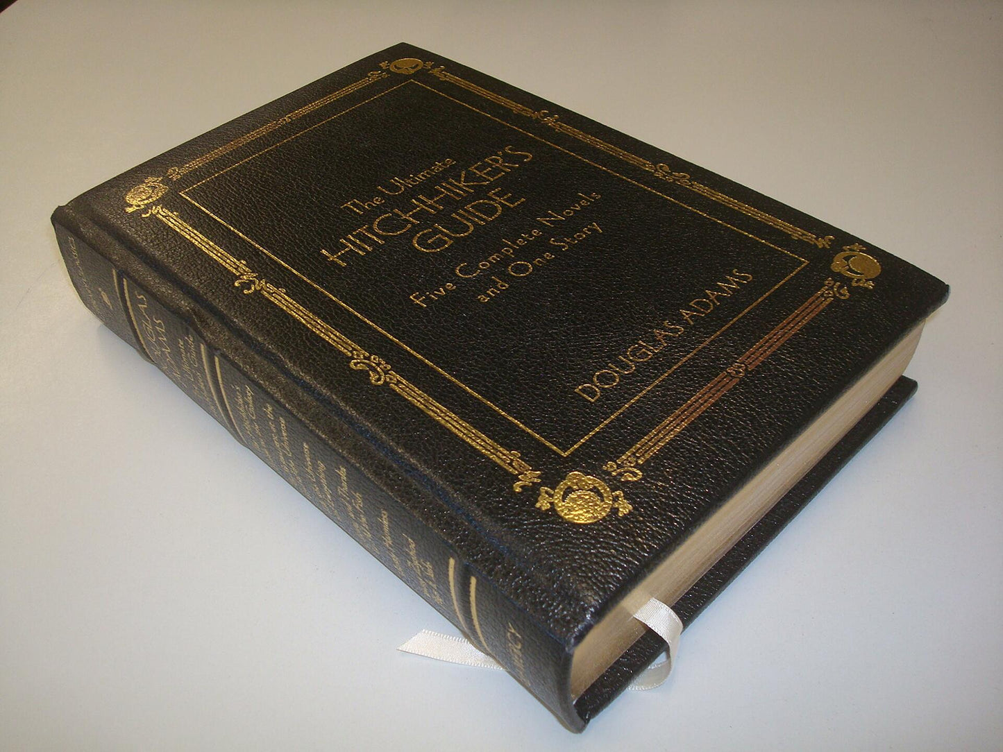 The Ultimate Hitchhiker's Guide: Five Complete Novels and One Story (Deluxe Edition)