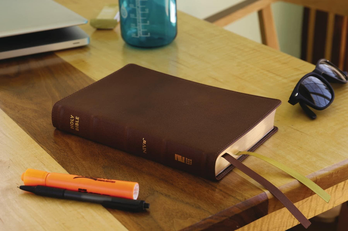 NIV, Thinline Reference Bible (Your Portable Reference Bible), Genuine Leather, Buffalo, Brown, Red Letter, Art Gilded Edges, Comfort Print