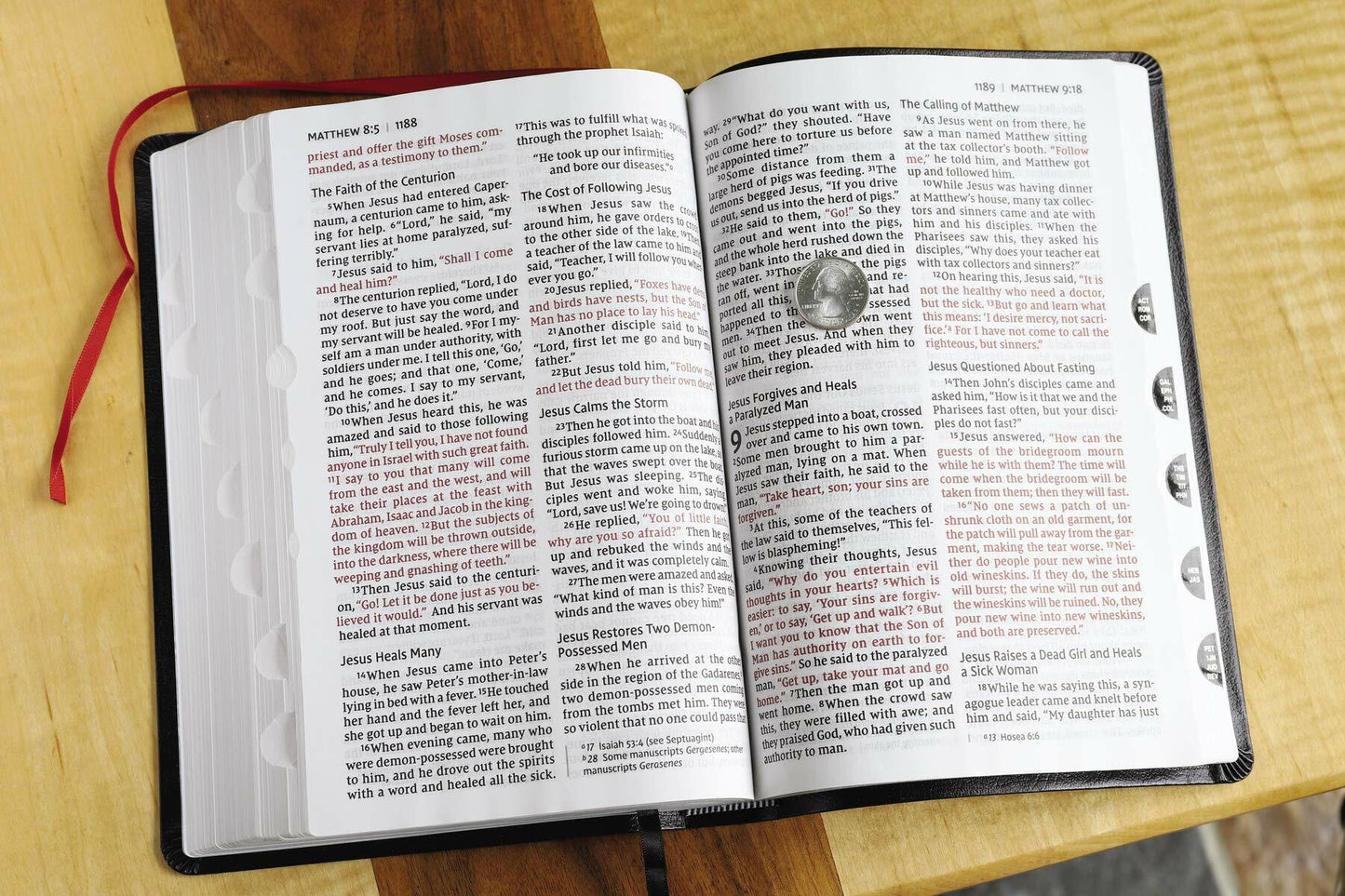 NIV, Thinline Bible, Giant Print, Bonded Leather, Black, Red Letter, Thumb Indexed, Comfort Print
